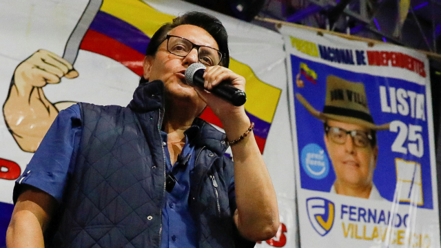Fernado Villavicencio en un mitin durante la campaña electoral en Ecuador
