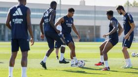 Bellingham, junto a sus compañeros del Real Madrid realizando un rondo.