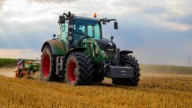 Imagen de archivo de un tractor en un cultivo.