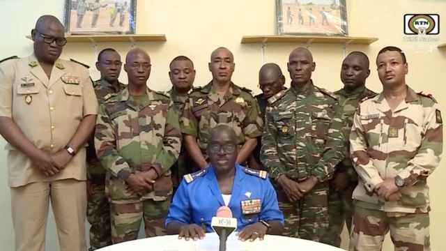 El portavoz del ejército nigerino hablando en televisión pública tras dar el golpe de Estado.