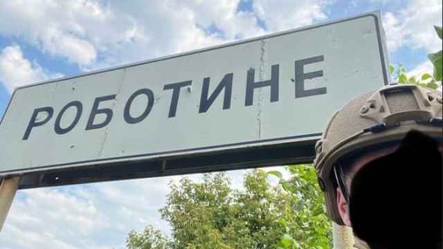 Un soldado ucraniano a la entrada de Robotyne.