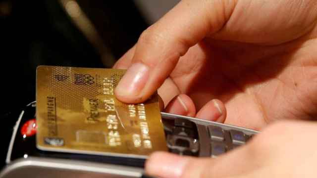 Imagen de archivo de una persona pagando con su tarjeta de crédito.
