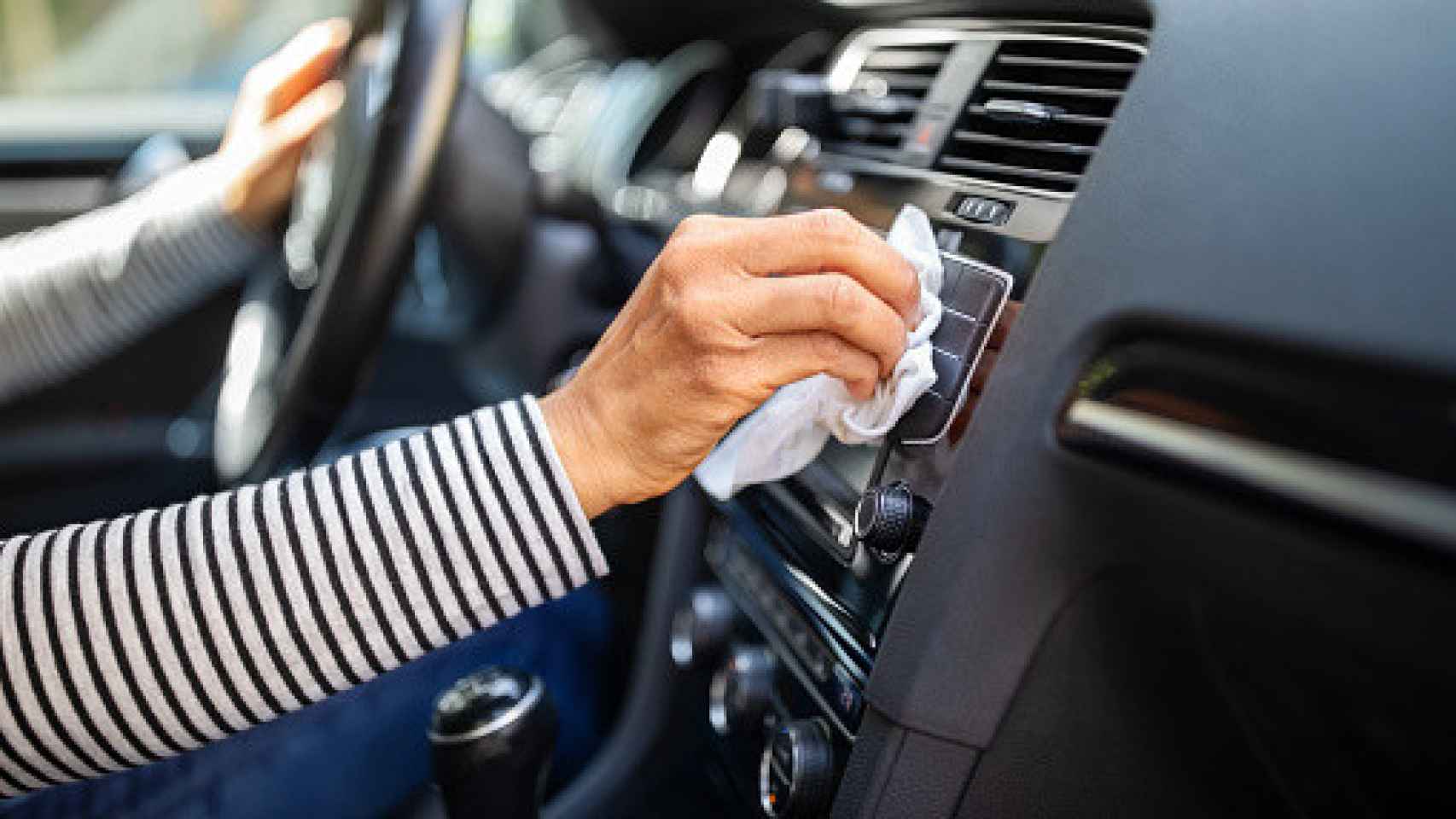 Cómo limpiar el salpicadero de un coche y dejarlo reluciente