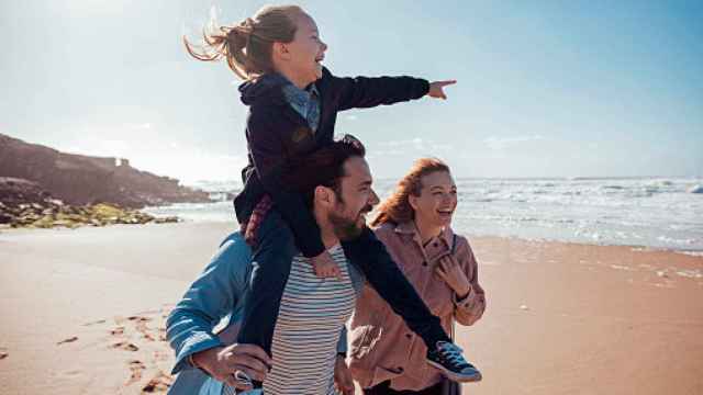 Familia feliz en la playa. Foto: Getty Images.