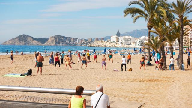 Dos jubilados descansan en la playa de Benidorm.