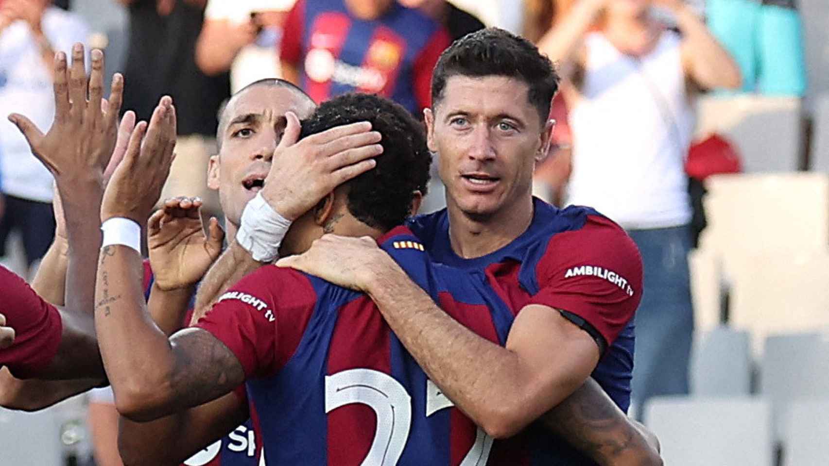 Lewandowski celebra un gol con sus compañeros del FC Barcelona.