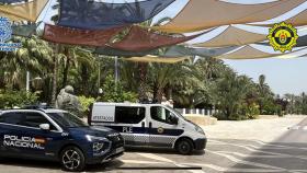 Vehículos de la Policía Local y la Policía Nacional en Elche.