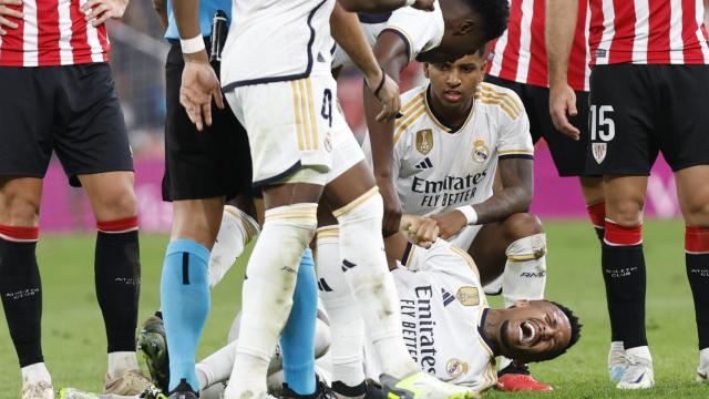 Militao se duele en el suelo tras lesionarse en San Mamés.