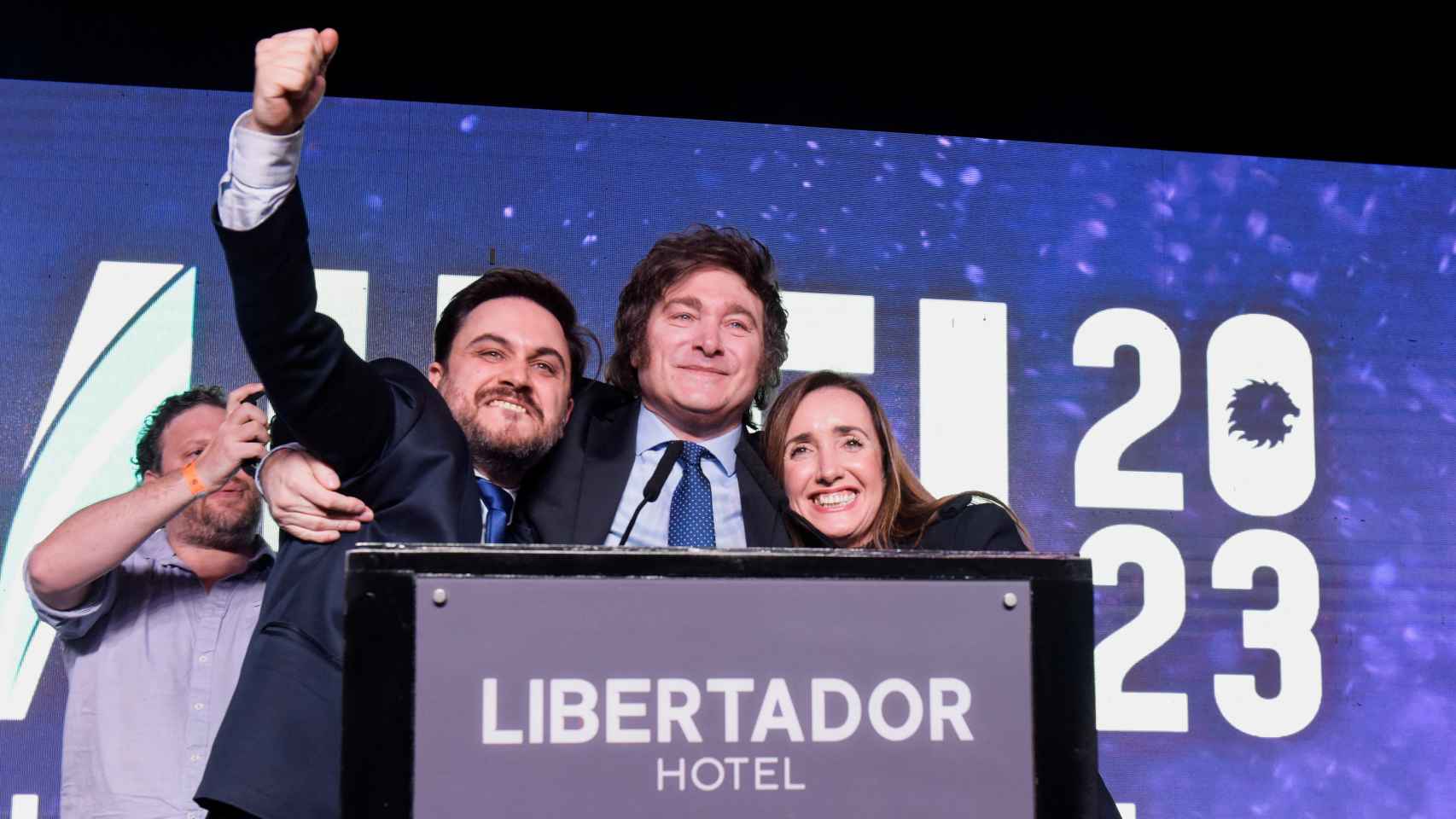 El líder de La Libertad Avanza, Javier Milei (medio), acompañado por el cabeza de lista de la alianza por Buenos Aires, Ramiro Marra (izquierda), y  la número dos del partido, Victoria Villaruel.