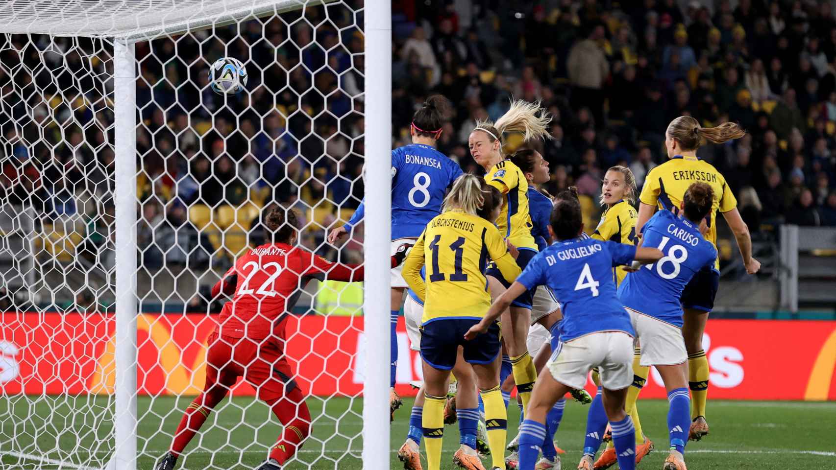 Amanda Ilestedt marca un gol de cabeza a Italia en el Mundial