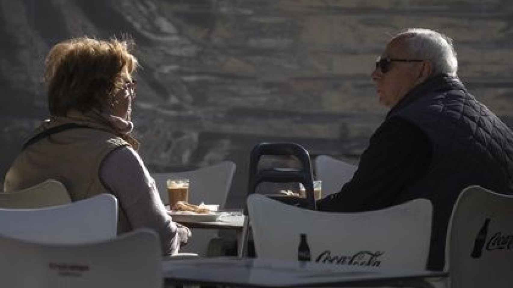Dos personas tomando algo en un bar en Ceuta.