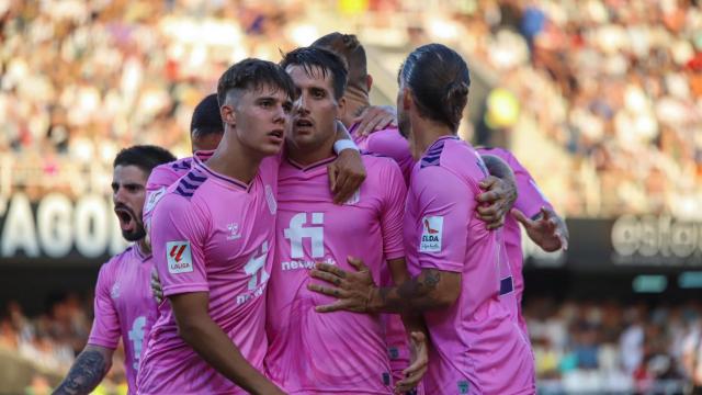 Los de Elda celebran el gol.