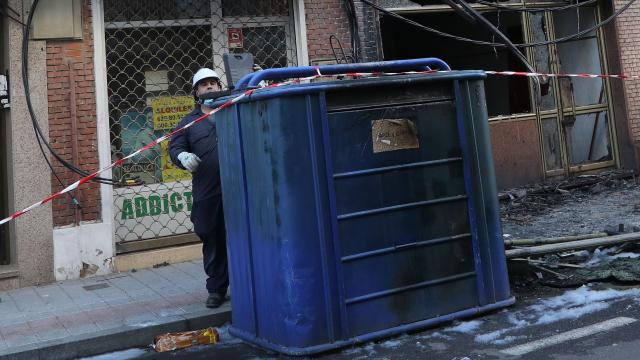 Imagen de archivo de contenedores ardiendo en Palencia