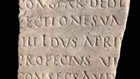 Vista de una especie de crónica grabada en losas de mármol que reportan informaciones sobre la historia política y monumental de Roma y Ostia. EFE/ Ministerio de Cultura de Italia