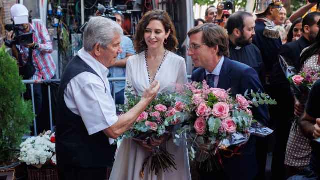 La presidenta de la Comunidad de Madrid, Isabel Díaz Ayuso, y el alcalde de Madrid, José Luis Martínez-Almeida, durante una ofrenda floral a la Virgen de la Paloma