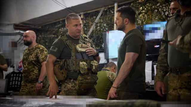 Zelenski conversa con uno de los comandantes de las tropas de Soledar