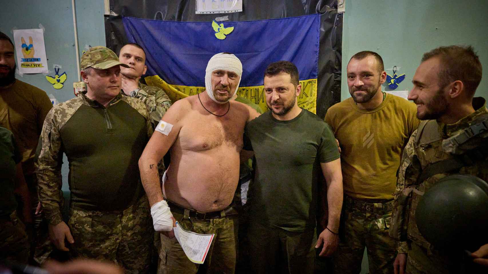 Zelenski con un militar herido en su visita a las tropas del Donetsk