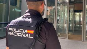 Un agente de Policía Nacional frente a una comisaría.