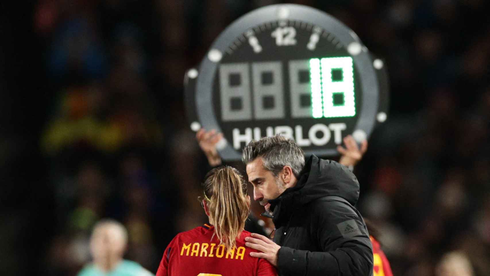 Jorge Vilda dialoga con Mariona Caldentey durante el partido ante Suecia