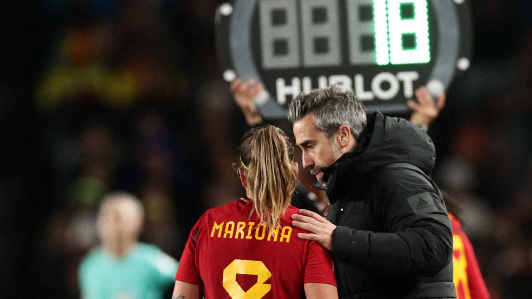 Jorge Vilda dialoga con Mariona Caldentey durante el partido ante Suecia