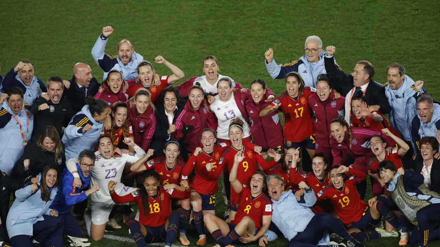 Las jugadoras de la selección española femenina de fútbol celebran su pase a la final del Mundial