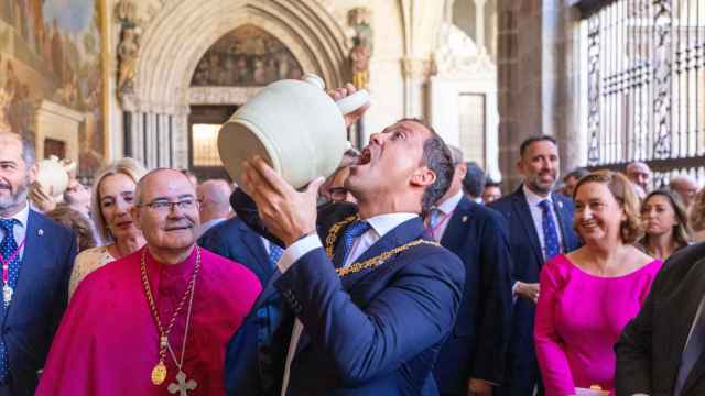 El alcalde de Toledo, Carlos Velázquez, bebe agua de uno de los botijos de la Catedral. Javier Longobardo