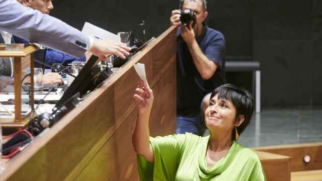 La portavoz de EH Bildu en el Parlamento de Navarra, Laura Aznal, entrega su voto en la primera sesión del debate de investidura celebrada el lunes.