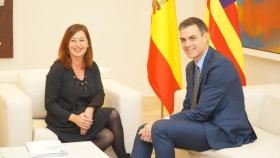 Francina Armengol con Pedro Sánchez, en la sede del Govern balear.