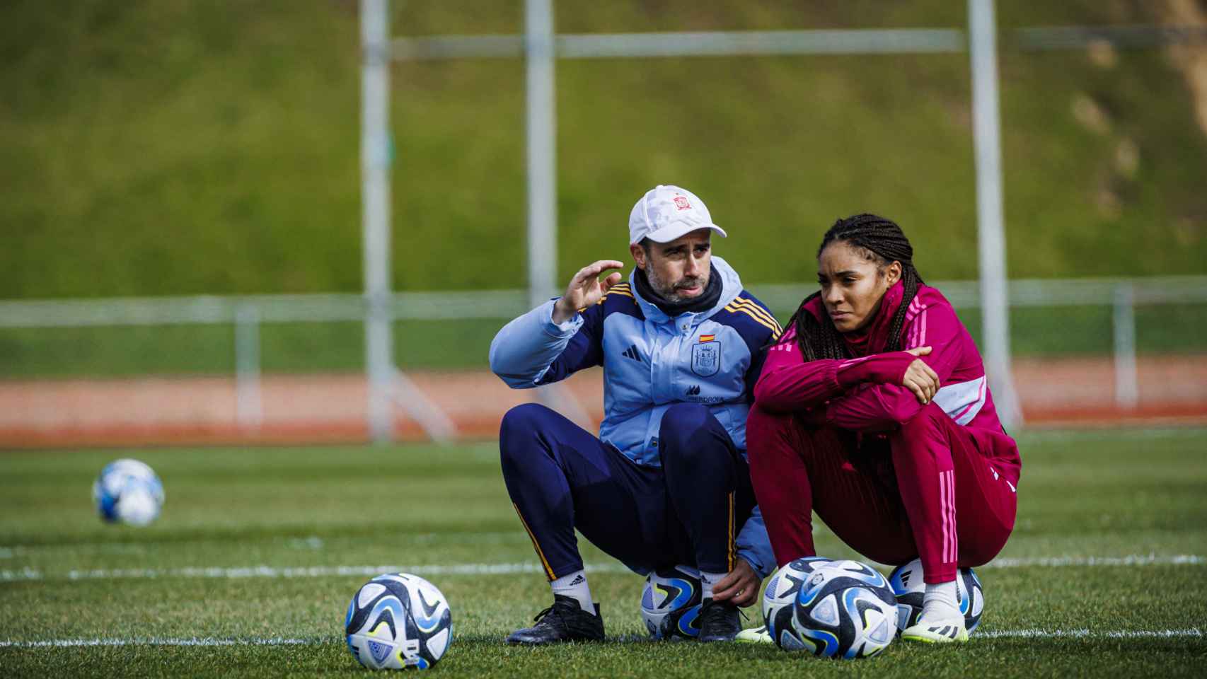 Jorge Vilda junto a Salma Paralluelo, en un entenamiento de la Selección