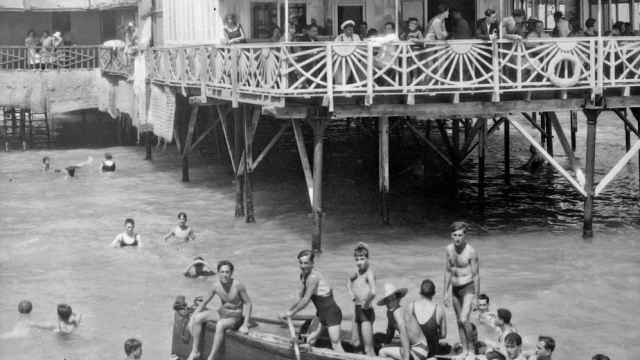 Postal con fotografía de principios del siglo XX en los balnearios del Postiguet de Alicante.