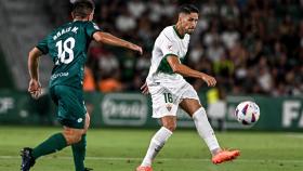 Fidel, el capitán del Elche CF, durante un encuentro.