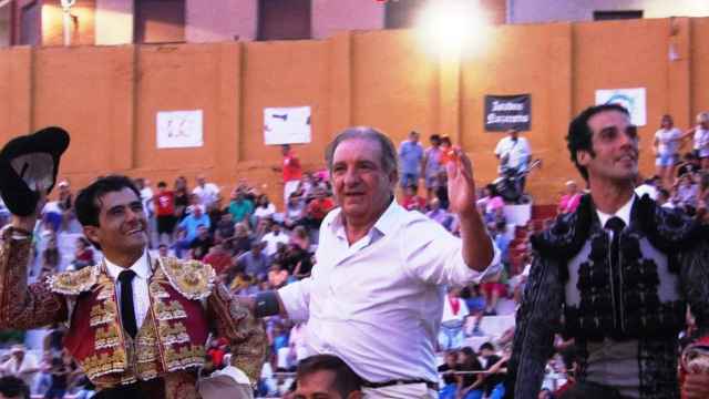 Morenito de Aranda, Joselito Adame y el ganadero burgalés Antonio Bañuelos salen triunfantes del coso de Roa de Duero en la primera corrida de feria