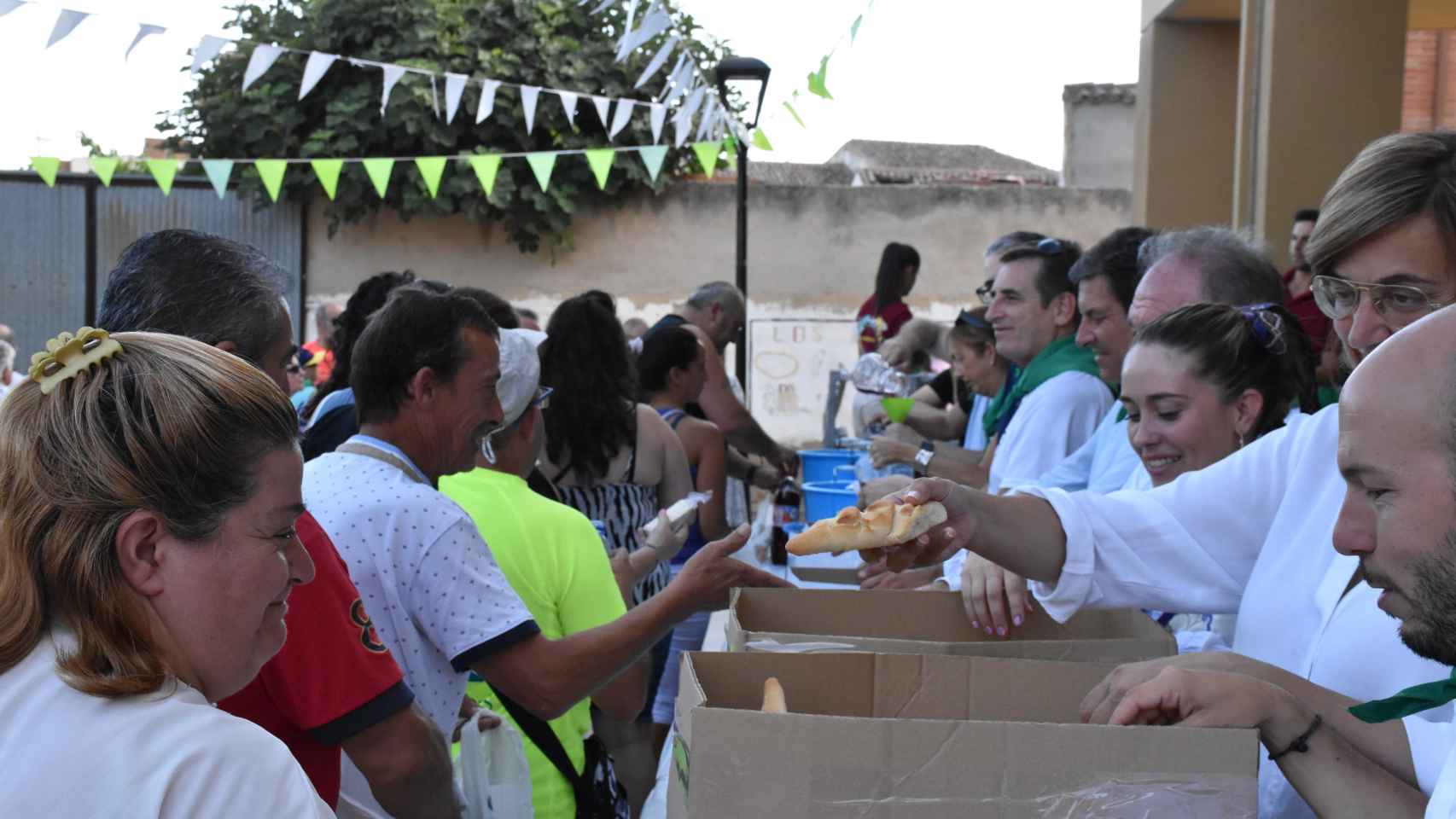 El reparto de pan, queso y vino de Villamuriel de Cerrato, en imágenes