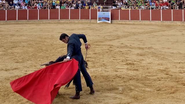 Jesulín de Ubrique durante la faena en este pueblo de Segovia