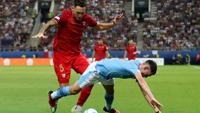 Ocampos trata de robar un balón en la final de la Supercopa de Europa.