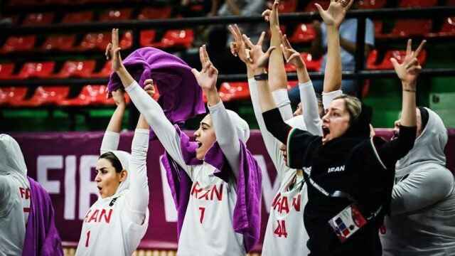 Las jugadoras de Irán celebran un canasta.