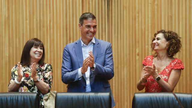 La presidenta del PSOE, Cristina Narbona, el secretario general, Pedro Sánchez, y la 'número 2' del partido, María Jesús Montero, este miércoles en el Congreso.