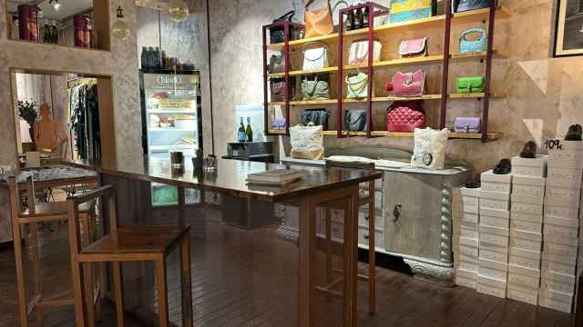 La barra para tomar café o un aperitivo entre bolsos y otros accesorios que vende la tienda Brunetti.