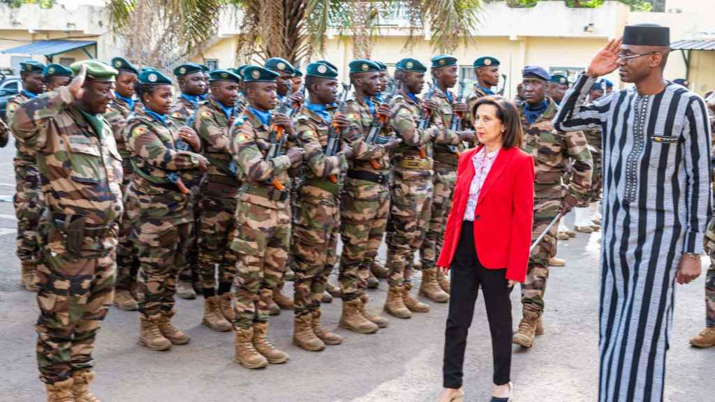 La ministra de Defensa, Margarita Robles, durante  una visita a Mali.