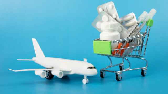 Imagen de una maqueta de un avión y medicamentos