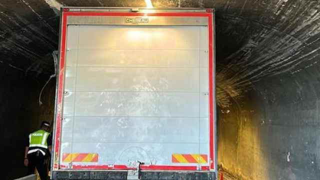 Imagen del camión encajado en el túnel de Las Delicias de Valladolid