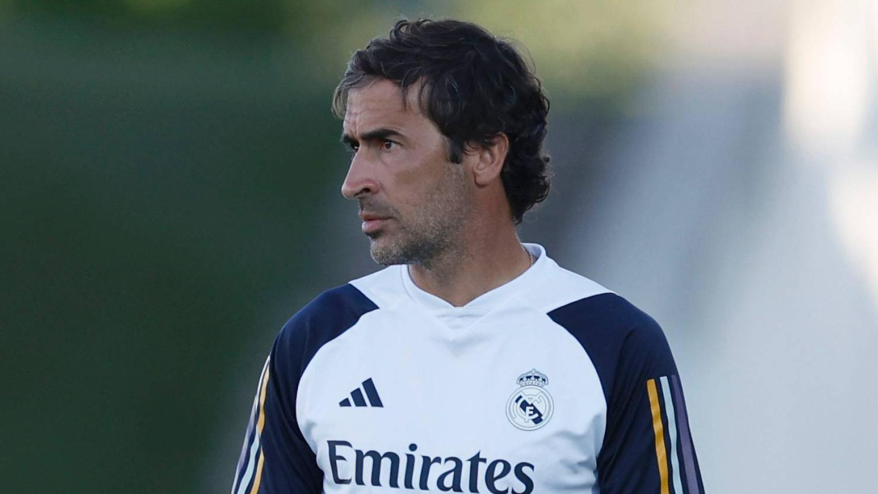 Raúl González dirigiendo un partido del Castilla