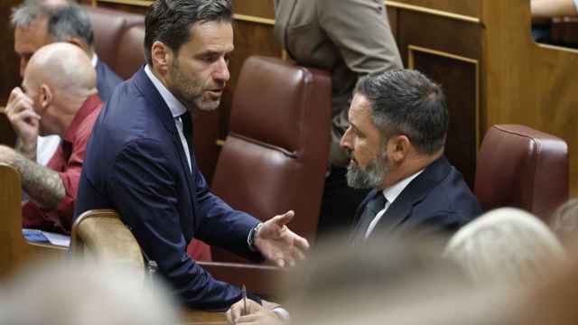 El presidente de Vox, Santiago Abascal (d) conversa con el diputado del PP Borja Sémper.