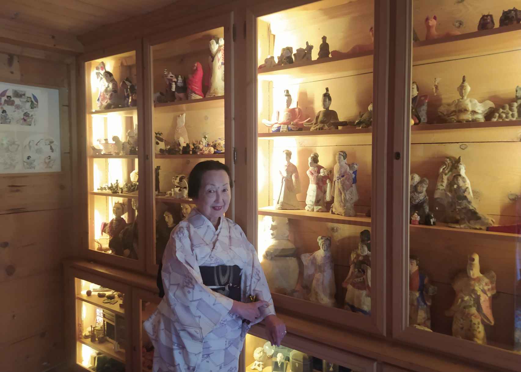 Madame Setsuko, con su colección de muñecas.