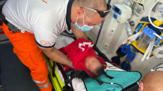 Transporte del bebé que ha sobrevivido un día flotando en alta mar en Torrevieja.