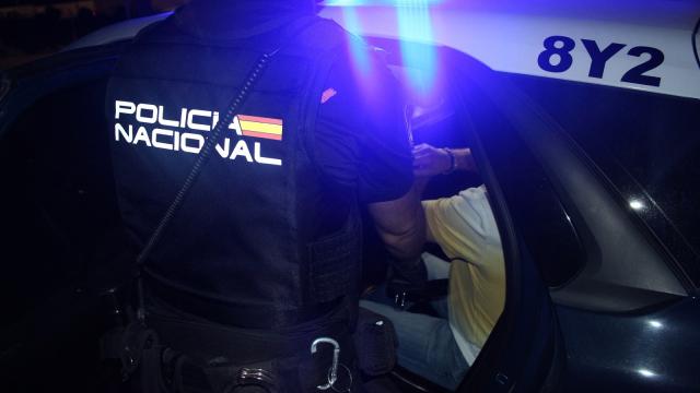 La Policía Nacional de Valladolid deteniendo a un hombre