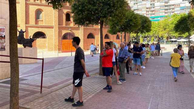 Cola para adquirir las entradas en la plaza de toros de Valladolid