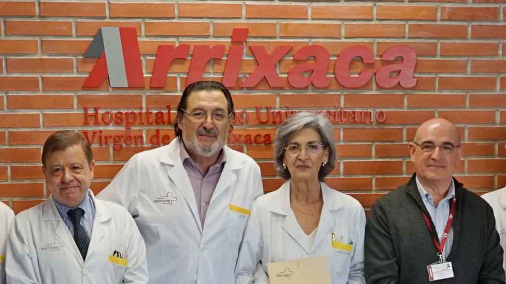 El doctor Robles (2i) en el Hospital Virgen de la Arrixaca de Murcia.