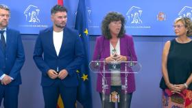 Teresa Jordà, portavoz adjunta de ERC, junto a Gabriel Rufián, en la sala de prensa del Congreso.