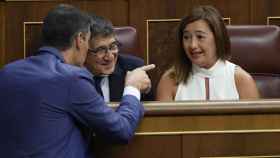 El presidente del Gobierno, Pedro Sánchez, y el portavoz socialista en el Congreso, Patxi López, bromean junto a la presidenta de la Cámara, Francina Armengol.